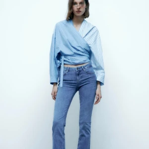 Lågmidjade zara jeans  - Säljer mina lågmidjade zara jeans i en mellan blå färg! Säljer då de är för korta! Jeansen ör endast testade och har prislapp kvar! 