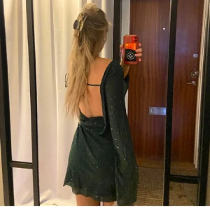 nyårs klänning!! - så fin glittrig nyårs klänning i storlek S men justerbar så man kan spänna hur man vill i ryggen❤️lånade bilder, postar självklart så den hinner komma innan nyår