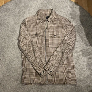 Overshirt  - Snygg overshirt med dragkedja som inte kommer till användning längre. 