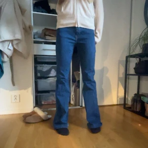 bootcut jeans - Jötte snygga mörkblå bootcut jeans! Låga i midjan, passar 34-38! 💗
