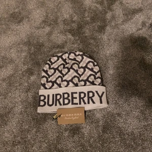Burberry mössa - Helt ny