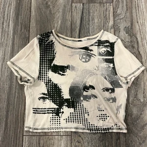 crop top med print - crop top med print från h&m i storlek XS. väl använd i bra skick. 
