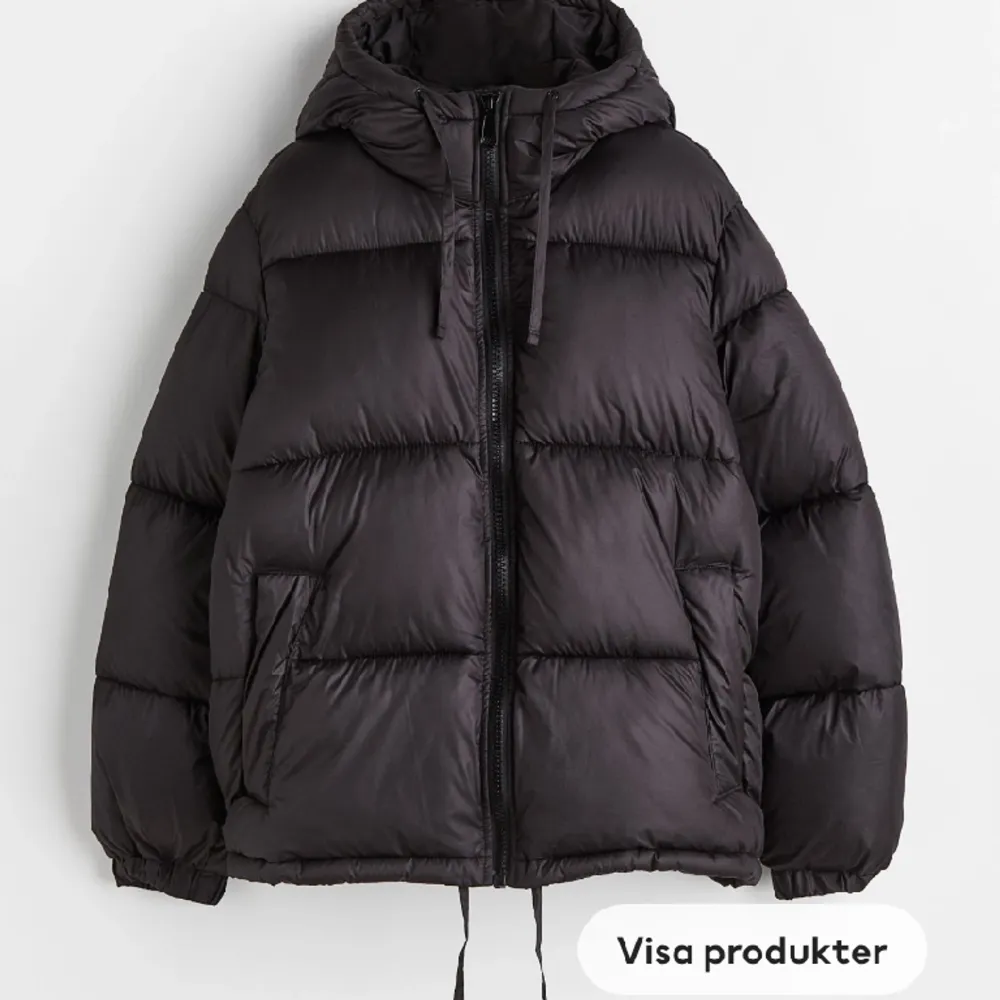 Jag säljer Dne populär jackan från h&m💕helt slutsåld på hemsidan, den har endast använts förra vintern och är i bra skick🥰 . Jackor.