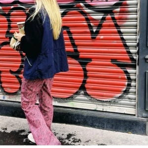 Nomi uf 002 - SLUTSÅLDA! Lågmidjade Rosa zebra byxor från uf företaget nomi storlek S/M. Aldrig använda! Och säljs inte längre Nypris: 600kr