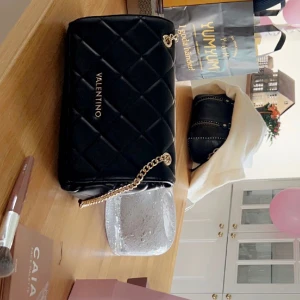 Valentino väska - Valentino väska by Mario! Super rymlig, inga defekter!! Köpt för 1300