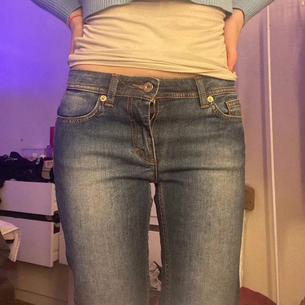Lågmidjade jeans från d&g som tyvärr är för långa för mig💞. Jeans & Byxor.