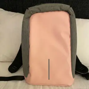 Snygg och mycket praktisk ryggsäck. I denna väska får du plats med allt du behöver. Både dator och surfpatta, pennor och block. Ryggsäcken är stöldsäker och kan inte öppnas av någon när du har den på ryggen. Medföljer gör även ett praktiskt regnskydd. 