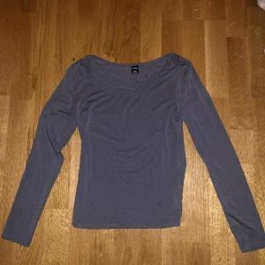 Långärmad tröja  - Endast testad, grå silvrig skulle jag säga att den är