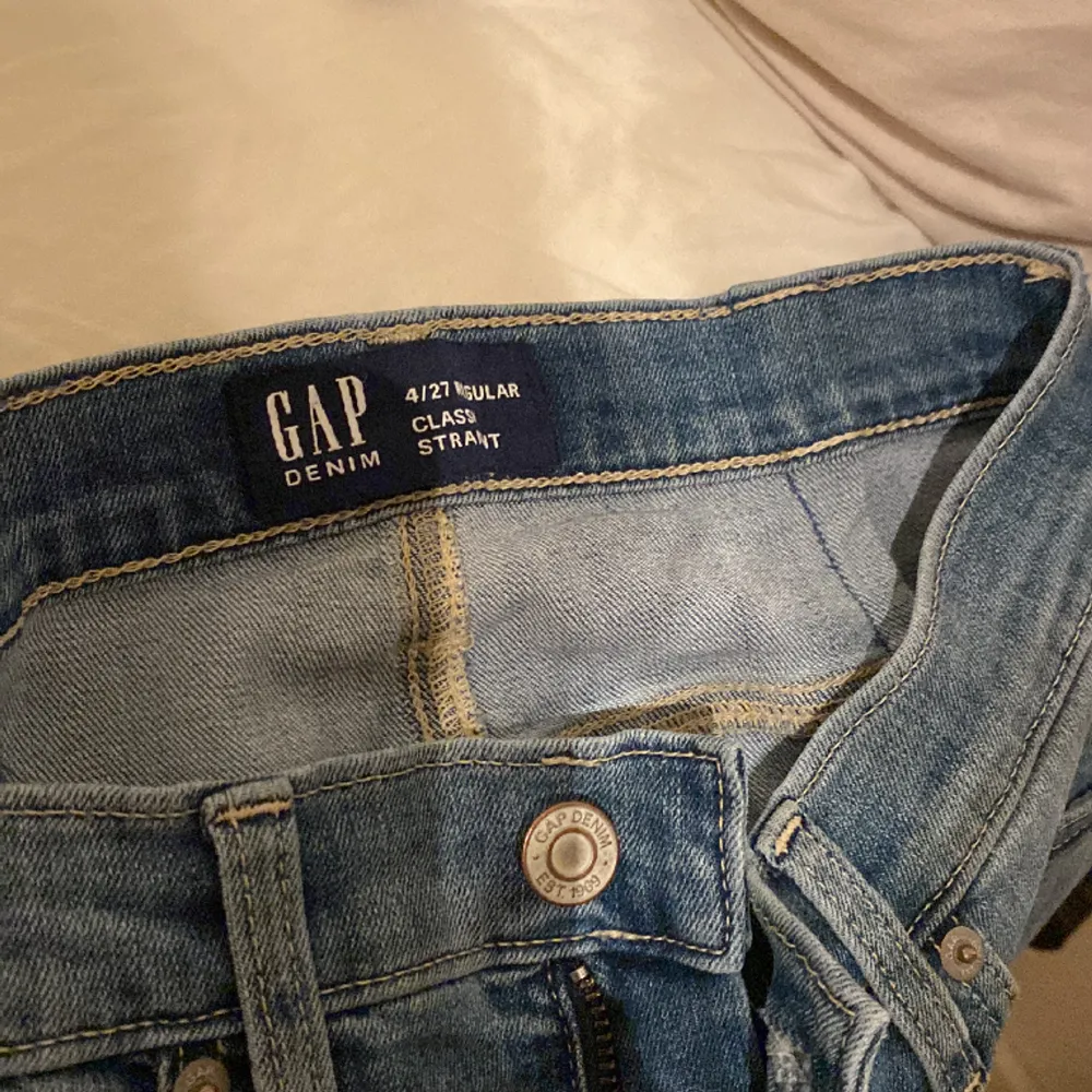 low waist jeans från GAP🙌🏻🙌🏻 Jättebra skick❤️ insydda typ ca 4cm 🩷 (gamla ägarens bilder, därför det står ”såld”) 🙌🏻. Jeans & Byxor.