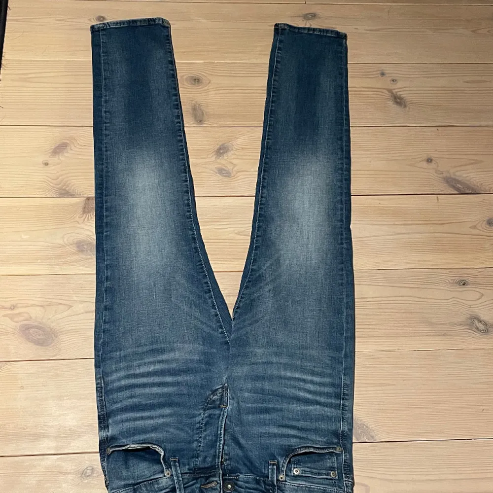 Säljer nu dessa oanvända Jack & Jones jeansen i storlek W29 L30! Riktigt snygg färg och bra passform! Hör av dig vid frågor. Jeans & Byxor.