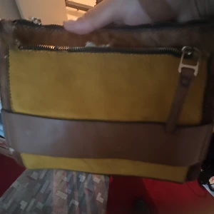 Shoulder bag - Tiny featurette / shoulder-bag with strap.