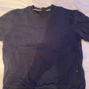 Boss sweatshirt  - Säljer nu min boss sweatshirt för har ingen användning av den längre. Inget fel på den och knappt använd. Fråga på bara och pris kan diskuteras.
