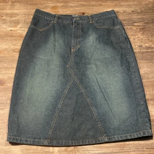 jeanskjol - bra skick, inga defekter, fråga om mått. går till under knät och sitter vid höfterna på mig som är 170 :)