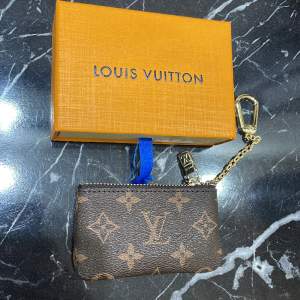 Louis vuitton (ej orginal) plånbok säljes, helt oanvänd, 12x7cm. Lådan medföljer :) 