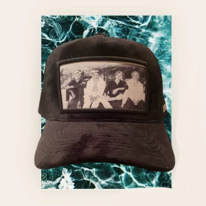 Velvet keps - Hov1 - En trendig velvet keps med det kända musikbandet Hov1 som motiv. Detaljerad och broderad text på sidan. En perfekt julklapp eller en fin gåva, både till en själv eller någon annan.  Aldrig använd.