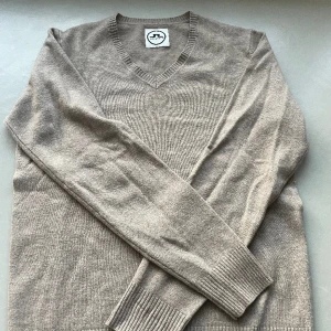 J.Lindeberg kashmir tröja 100% - Skit snygg v ringade tröja, 100% kashmir. Jätte bra skick, bara att skriva om du är intresserad:)