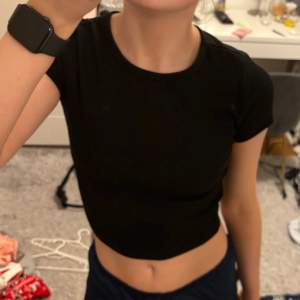 Svart crop top från hm i XS