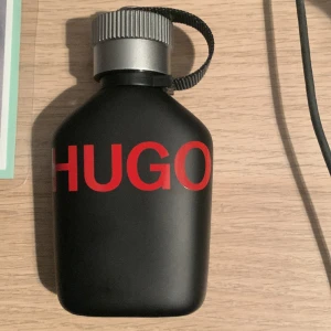 Hugo just different parfym - Hjälper en vän att sälja sin hugo boss just different parfym, den är helt oanvänd och han har endast testat den 