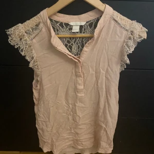 As snygg topp💕 - Jätte fin topp med spets detaljer som verkligen passar allt💓Funderar på att sälja❤️
