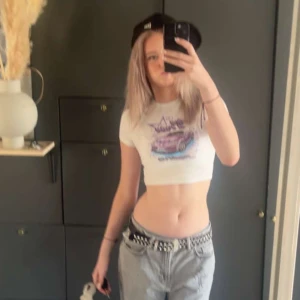 Y2k cropped t-shirt - Säljer denna snygga croppade tshirt för att jag aldrig använder den. Den e använd max 2 gånger och är i helt nyskick!!