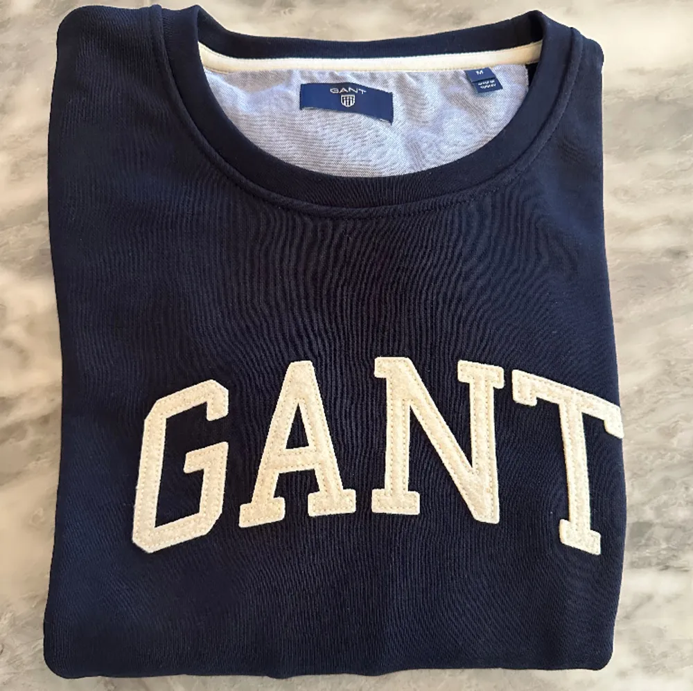 Gant Sweatshirt stl M Nypris 1300kr Använt ändast 2-3 ggr ( nästan helt ny - utan prislapp ) Marinblå . Hoodies.