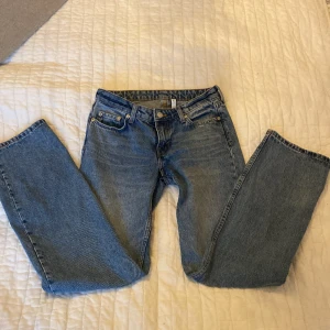 Low waist arrow jeans - Jätte fina lågmidjade straight weekday jeans. Använts några gånger, perfekt skick ❤️ midjemått tvärs över: 34cm innerbenslängd: 78cm