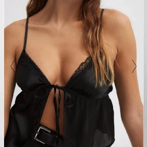 Fin topp med knyt fram, NA-KD   - Liknar den på design by si och är skitsnygg, säljer pga den är för liten i bysten. Aldrig använd!