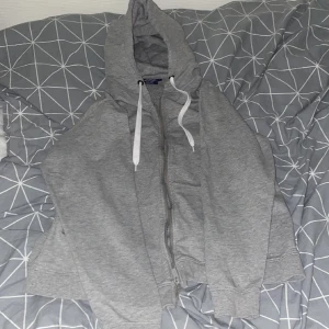 En tjock tröja  - En tjock tröja i bra skick 