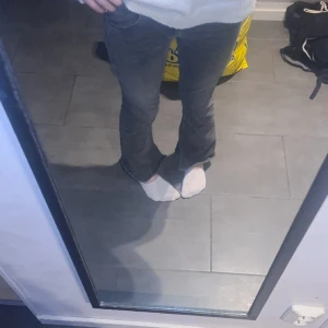 Gråa jeans - Säljer mina gråa jeans från gina young då dom blivit förkorta,storlek 152 tryck ej på köp nu💕