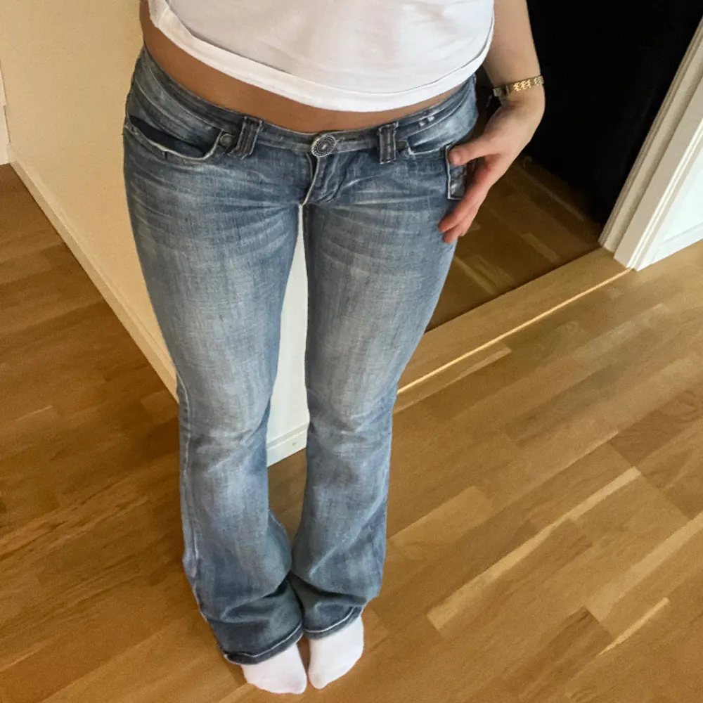 ALL INFO NEDAN:: Sjukt snygga lågmidjade bootcut jeans! midja 36.5cm🍒innerben:85cm🍒höjd: 18cm så väldigt låga. Fint skick, kvar så länge det inte är markerat såld🍒jag är sjölv 160cm men de är en bra bit för långa på mig!. Jeans & Byxor.