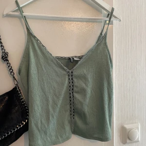 Gulligt sommar linne - Gulligt sommar linne. Lite ljusare oliv färg💚