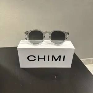 Chimi 03 Grey Solglasögon | Bra skick | One size (Storlek) | Tveka inte på att höra av dig vid frågor eller funderingar❕