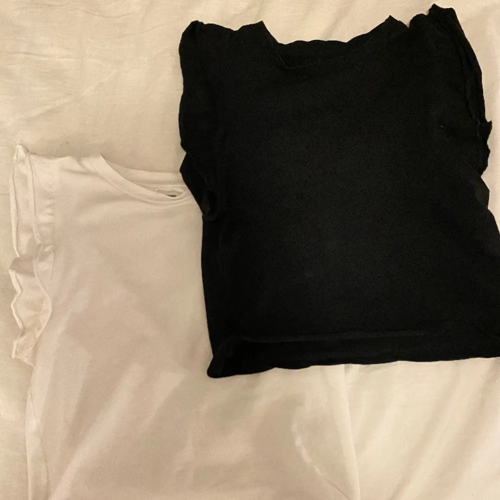 T- shirt med volang vid ärmarna🤍Har använt de fåtal gånger och den svarta tröjan har ett super litet hål men anars i toppen skick❤️Båda för 80kr. T-shirts.