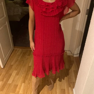 vintage röd mesh klänning❤️ - vintage röd mesh klänning med så fina volanger i fint skick passar xs-m perfekt till jul och nyår även andra fester, middagar❤️