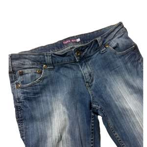 Lågmidjade jeans. Innerbenslängden 82, midjemått rakt över 37, ytterben 100, benöppning 19. Köparen står för frakten, använd helst köp nu 
