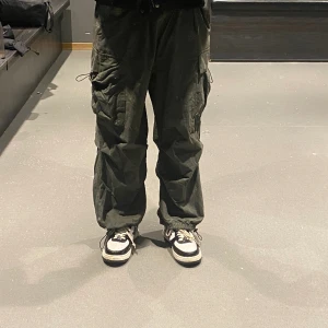 Travis Scott grå cargos  - Travis Scott medium ge karges  Pris kan diskuteras!!  Tar byte också!