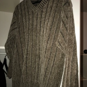 Tröja - Hugo boss tröja köptes för 5 måna , använts knappt 3 gånger super fin brun färg med snygga ränder  