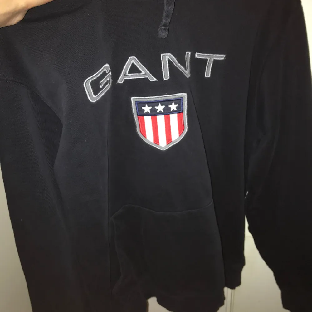 Gant tröja används ej senaste 2-3 år  Fin mörkblå färg  . Hoodies.