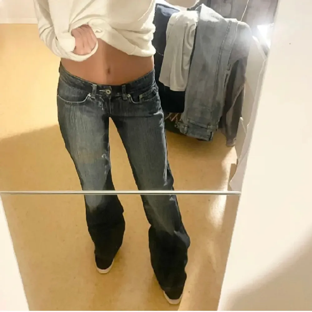 Köpte dessa ascoola jeans ifrån plick men de var tyvärr för små❤️❤️ inga defekter, storlek W26 L34 Skriv vid frågor💓. Jeans & Byxor.