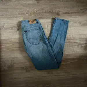Ett par jeans i absolut topp skick och som dessutom har en extremt snygg tvätt. Nypriset på dessa jeans ligger på runt 1000kr. Längden på byxorna är 101cm och midjan 37cm jämför gärna med ett par egna och sen är det fritt fram att använda ”köp nu”.