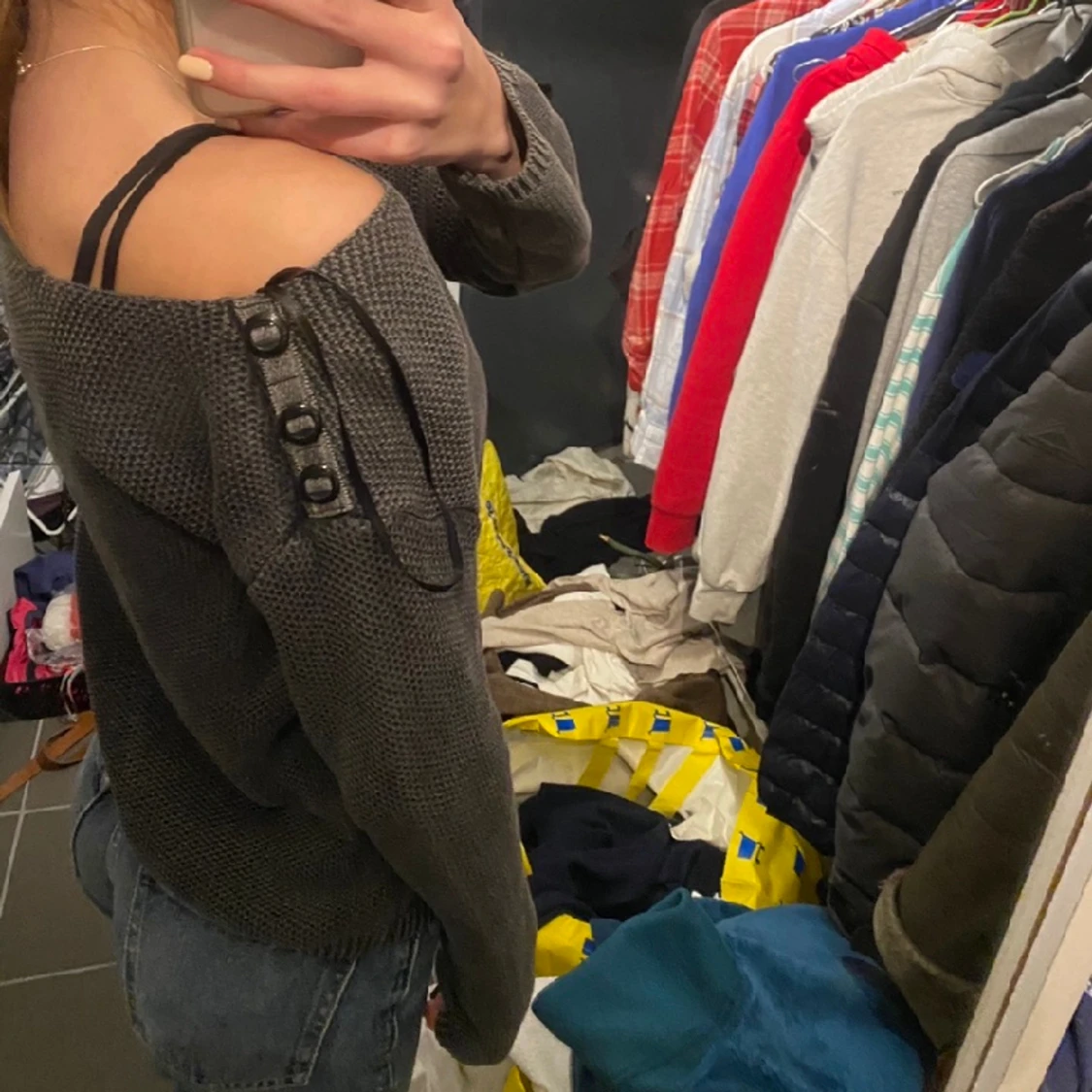 Stickad offshoulder tröja