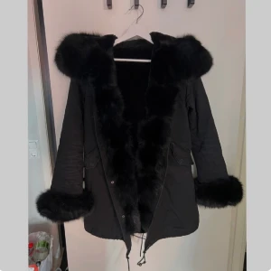 Vinterjacka  - Vinterjacka säljes strl M passar även en S.  1500kr nyskick  Finns i Gävle/sandviken. Kan även fraktas 