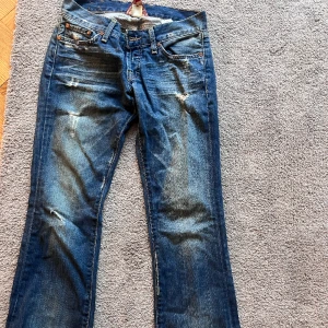 Retro jeans - Såå fina jeans som jag önska passade mig men tyvärr för små! Mörk blåa jeans med slitningar och är lågmidjade med utsvängda ben☺️