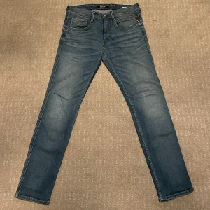 Replay anbass  - Säljer ett par replay anbass som är i bra skick! Storlek 33/32 men sitter som 31/32!  Hör gärna av dig om du har frågor!