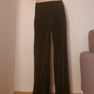 Sammetsbyxor - Svarta vida sammetsbyxor stretch. Långa ben.