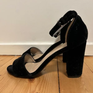 Sandaletter/klackskor - Svarta klackskor från Nelly. De är använda och säljs för att de är lite stora.