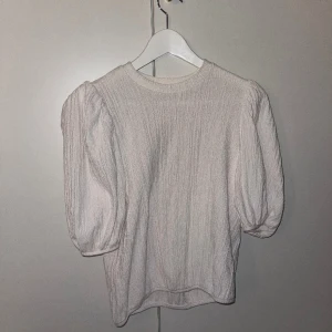 t shirt  - gullig t shirt, aldrig använd 