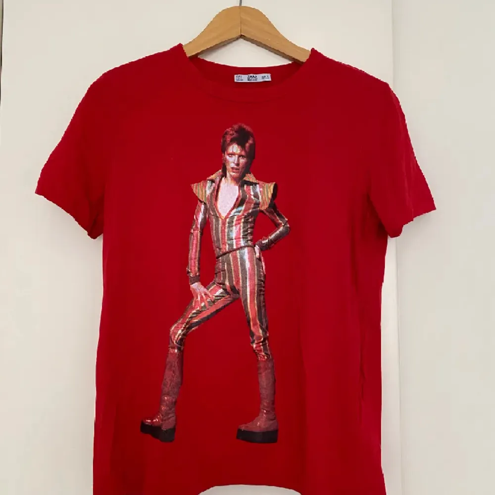 Röd Bowie (Ziggy Startdust) tröja från Zara. Köpt här på Plick, knappt använd av mig.. T-shirts.