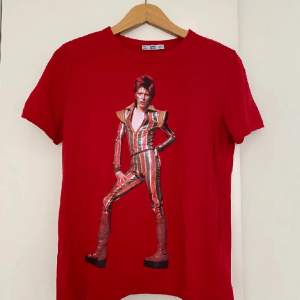 Röd Bowie (Ziggy Startdust) tröja från Zara. Köpt här på Plick, knappt använd av mig.
