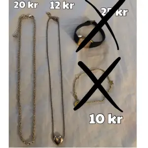 Priserna står på bilden! Klockan och armbandet sålt. 2 fina guldiga halsband utan defekter (:  kontakta innan enstaka köp om du inte vill köpa allting i annonsen 🫶Frakt 15 kronor med brev! 